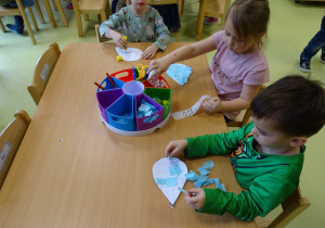 26 Dzieci robią kroplę wody z papieru